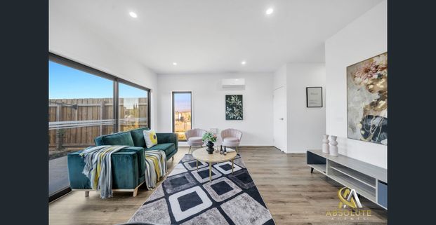 Luxury Townhouses available for rent ! That too, in the heart of Tarneit - Close to all amenities. - Photo 1