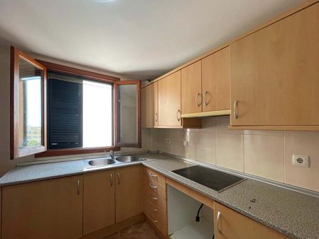 Apartamento sin amueblar de 3 dormitorios, 2 baños, en el pueblo de Llucmajor. - Photo 3