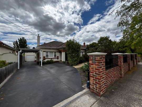 3 Burns Avenue, Murrumbeena VIC 3163 - House For Rent | Domain - Photo 1