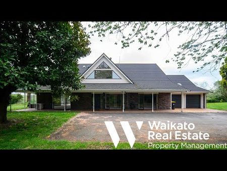 Spacious 6-Bedroom Home with Lifestyle Setting - Minutes from Hamilton Airport - Photo 2