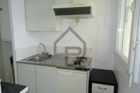 VASTE STUDIO MEUBLE DE 27 M² AVEC BALCON ET PARKING - Photo 4