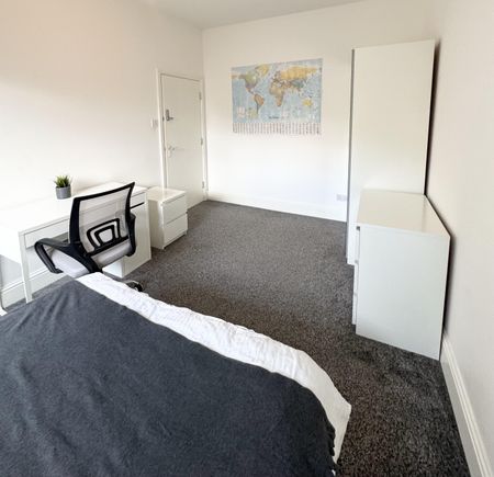 Top Flat, 3 Winstanley Terrace, LS6 1DS, Leeds - Photo 2