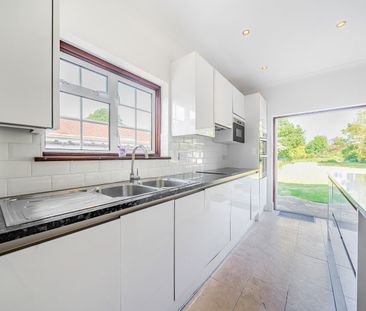 Detached House to rent - Oxenden Wood Road, Orpington, BR6 - Photo 1
