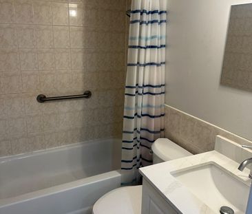 For Lease - 31 Harbourtown Crescent, Brampton, Ontario - Photo 4