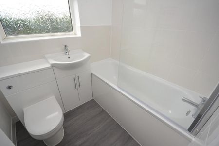 2 bedroom ground floor flat to rent - Photo 2