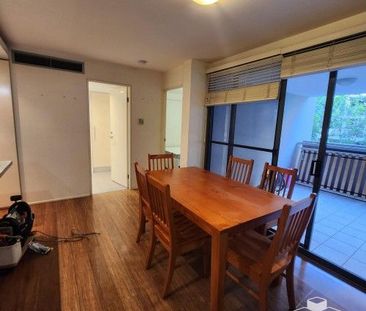 Queen size bedroom for rent in South Brisbane - Photo 1