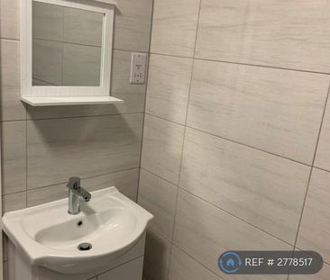 1 bedroom in a flat share to rent - Photo 4