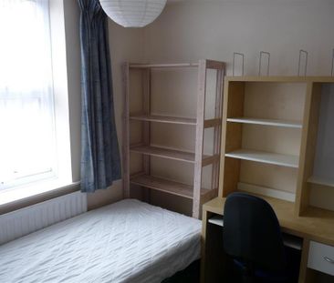 4 bedroom private hall to rent - Photo 3