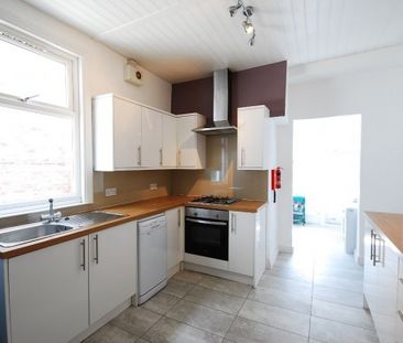 6 Bed - Stannington Avenue, Heaton - Photo 3