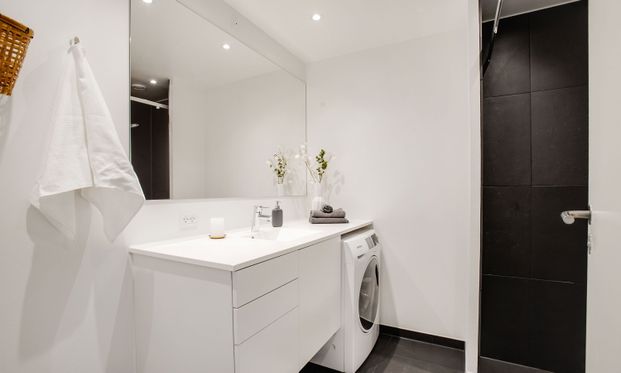 Attraktiv 2-vær. taglejlighed med hems og let adgang via elevator. P kælder under ejendommen. Central beliggenhed - Foto 1