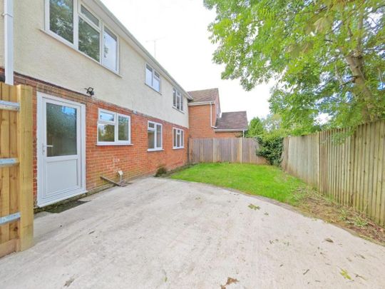 Kentwood Hill, Tilehurst, Reading, RG31 6DL - Photo 1