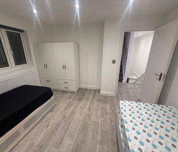 1 bedroom in a house share to rent - Photo 2