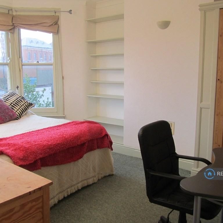 1 bedroom in a house share to rent - Photo 1