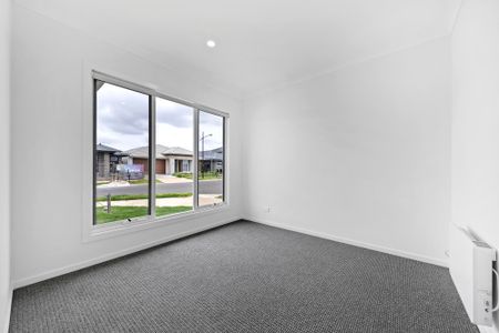 Brand-new Beauty in Grandview Estate - Photo 3