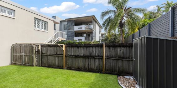 Private End-Position Apartment with Private Courtyard - Photo 3