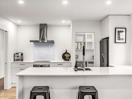 Lovely three bedroom home in Pegasus! - Photo 2