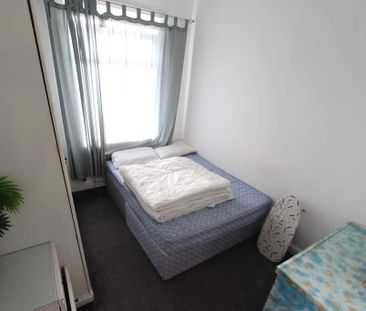 4 bedroom terraced house to rent - Photo 4