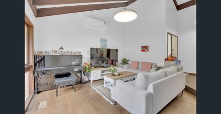 Space, serenity, and single-level ease - Photo 2