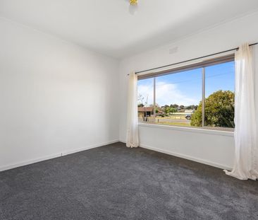 Location, convenience & comfort - Three bedroom home - Photo 5