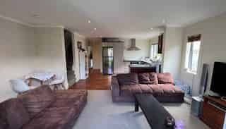 Modern house in popular Newtown - near Hospital - Photo 2