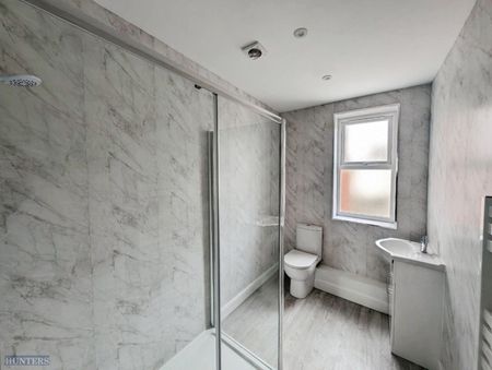 3 bedroom Flat To Let - Photo 5