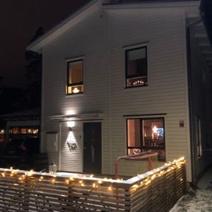 Hus uthyres i gävle/ stömsbro nybyggt hus från 2018 som ligger i fint lugnt området ,det tar bara några minuter till skolan utan bil,den ligger vid ishallen och fotbollsplan.Bara 5 minuter från Gävle centrum. - Foto 2