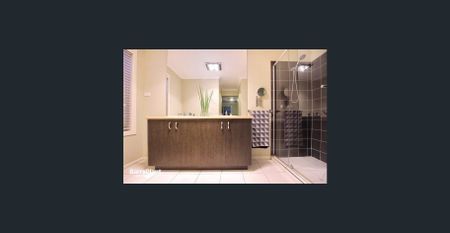 Large and Spacious Family Home with 3 Living Areas!! - Photo 4