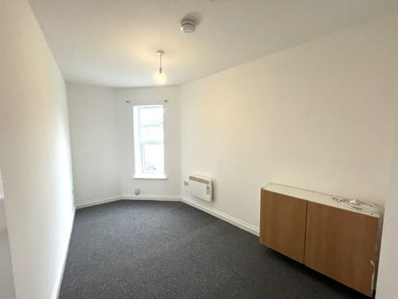 Recently refurbished two bedroom flat - Photo 3