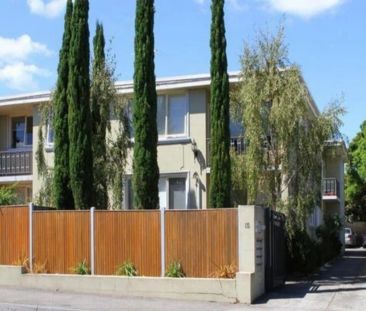 Beautifully Presented Ground Floor Apartment - Bonus Large Courtyard - Photo 1