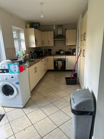 1 bedroom in a house share to rent - Photo 5