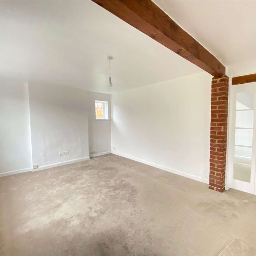 A charming cottage nestled in a peaceful yet convenient location. - Photo 1