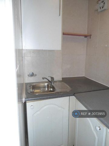 1 bedroom in a house share to rent - Photo 3