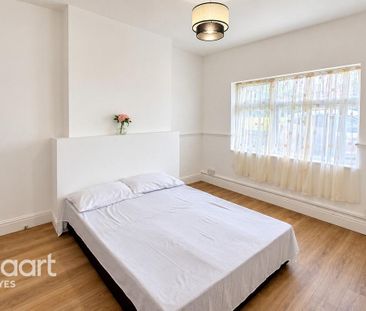 4 bedroom end of terrace house to rent - Photo 2