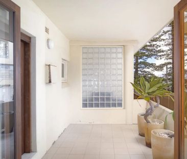 Stunning One Bedroom Apartment Footsteps to the Water - Photo 5