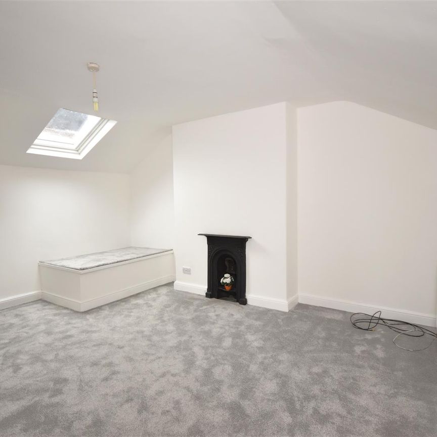 Green Lawn, Birkenhead - Photo 1
