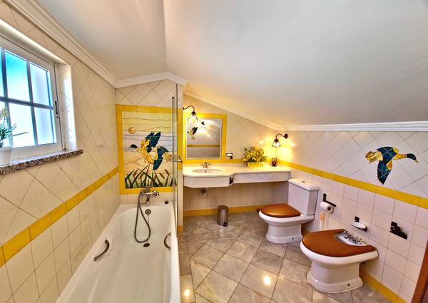 Moradia com piscina, jardim, totalmente equipada e mobilada