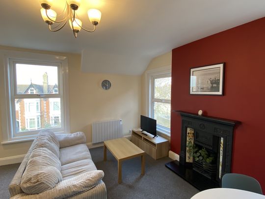 Top Floor Apartment to rent in Southsea just minutes from the picturesque Southsea Seafront and Canoe Lake. - Photo 1