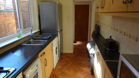 12 Grange Street - Huge 4 bedLoughborough - Photo 3