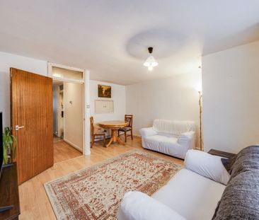 Flat to rent - Woolacombe Road, London, SE3 - Photo 2