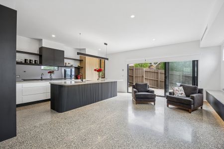 EXECUTIVE LIVING WITH DESIGNER DETAIL - Photo 3