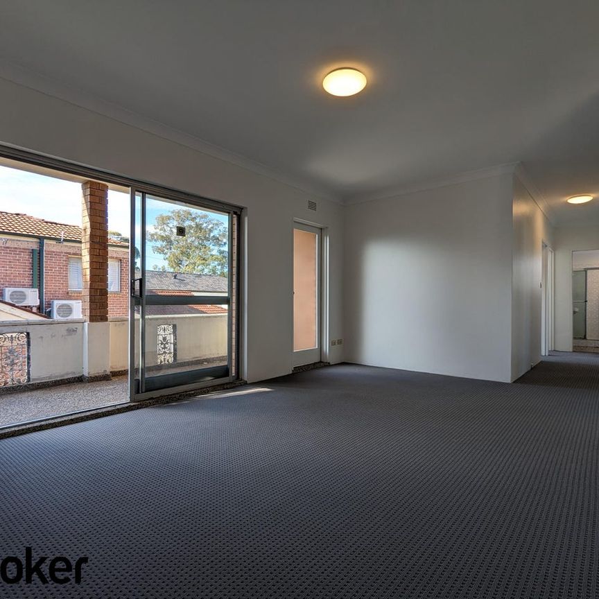 Spacious 3-Bedroom Unit in Quiet Street with Lock up Garage and Built-ins - Photo 1