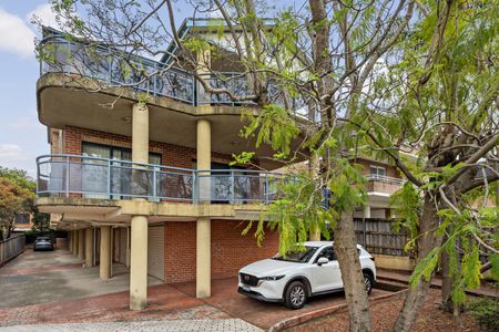 Bright 2 Bedroom Unit - Photo 3