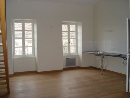 Location Appartement 4 pièces 80m² FONTENAY LE COMTE 85200 - Photo 4