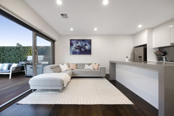 Sleek & Spacious Townhouse in a Quiet Oakleigh East Location - Photo 1