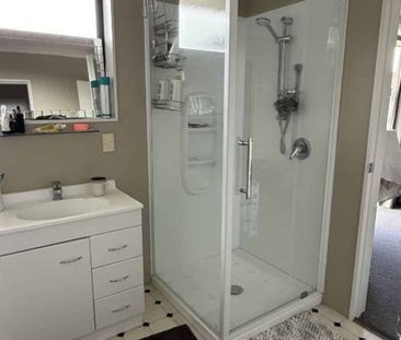 Private 3-Bedroom Home with Double Garage - Photo 3