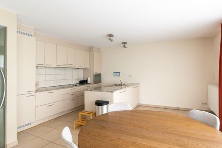 Gelijkvloers appartement met 2 slaapkamers en staanplaats - Photo 4
