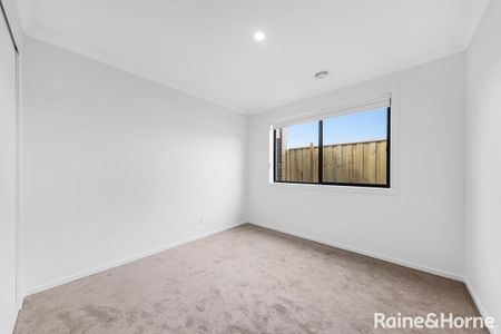 27 Flag Boulevard, Tarneit, VIC 3029 - Photo 5