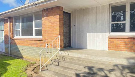 Charming 2 Bedroom 1 Bathroom Unit - Photo 4