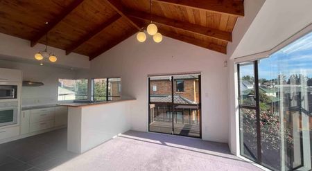 Sunny family home with views - Photo 5