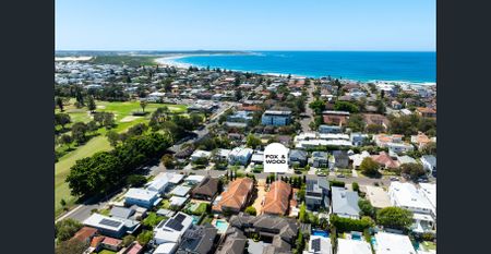 Impeccably presented townhouse in boutique beachside complex. - Photo 2